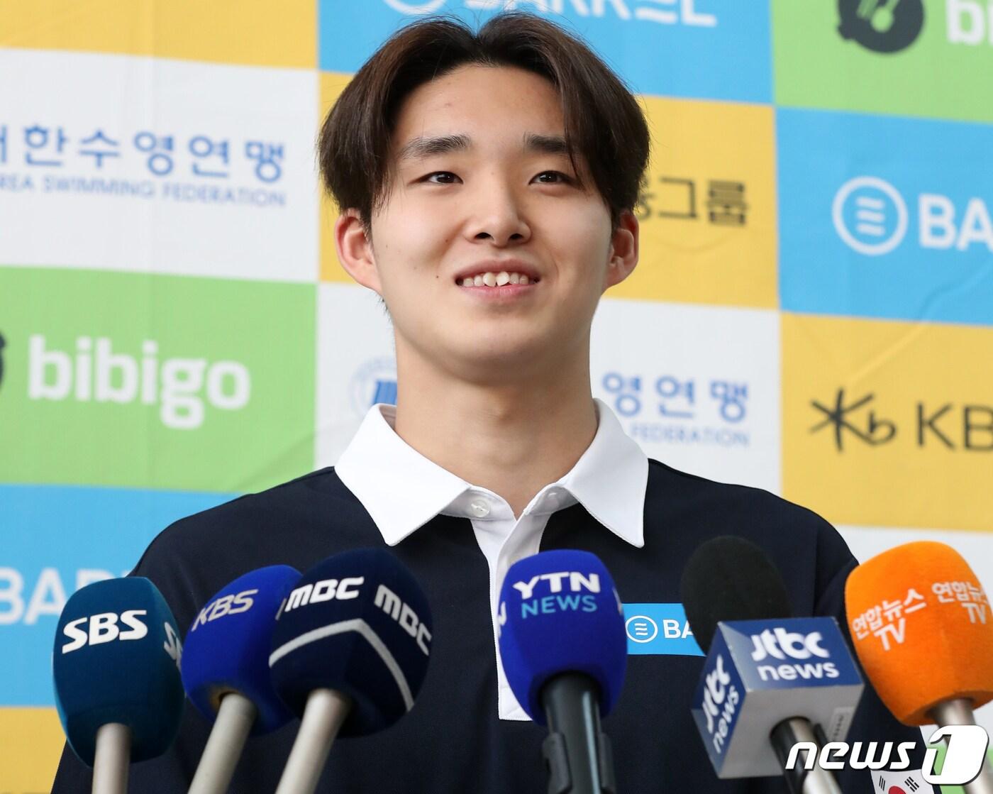본문 이미지 - 대한민국 수영의 미래 김우민이 20일 오전 2023 후쿠오카 세계수영선수권대회 출전을 위해 일본 후쿠오카로 출국에 앞서 취재진과 인터뷰를 하고 있다. 2023.7.20/뉴스1 ⓒ News1 김진환 기자
