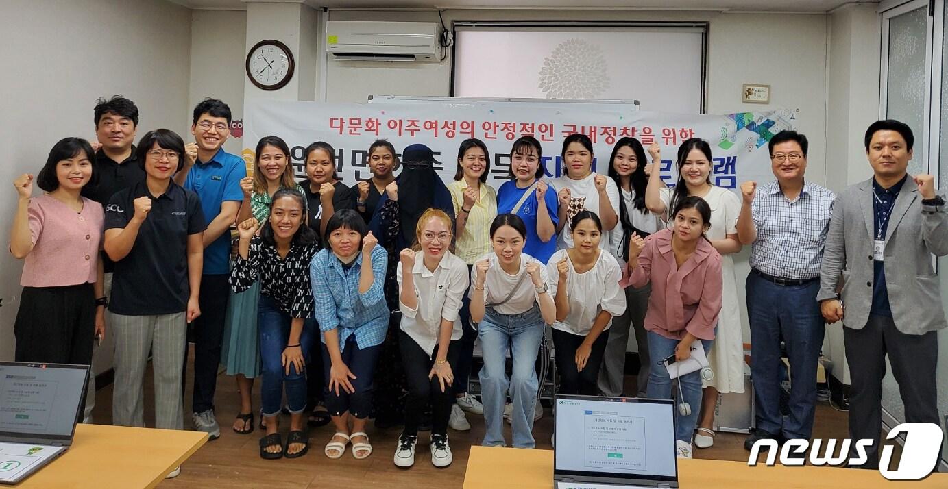 본문 이미지 - 다문화 이주 여성을 위한 찾아가는 운전면허학과시험 (전남운전면허시험장 제공)/뉴스1 