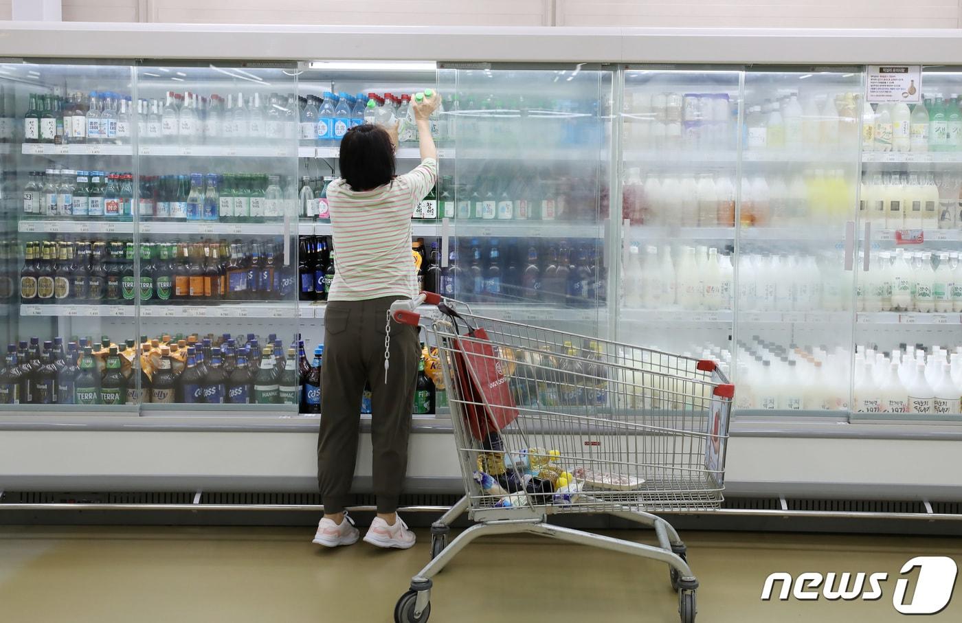 20일 서울 시내의 한 대형마트에서 시민이 주류를 구매하고 있다.  2023.7.20/뉴스1 ⓒ News1 김민지 기자
