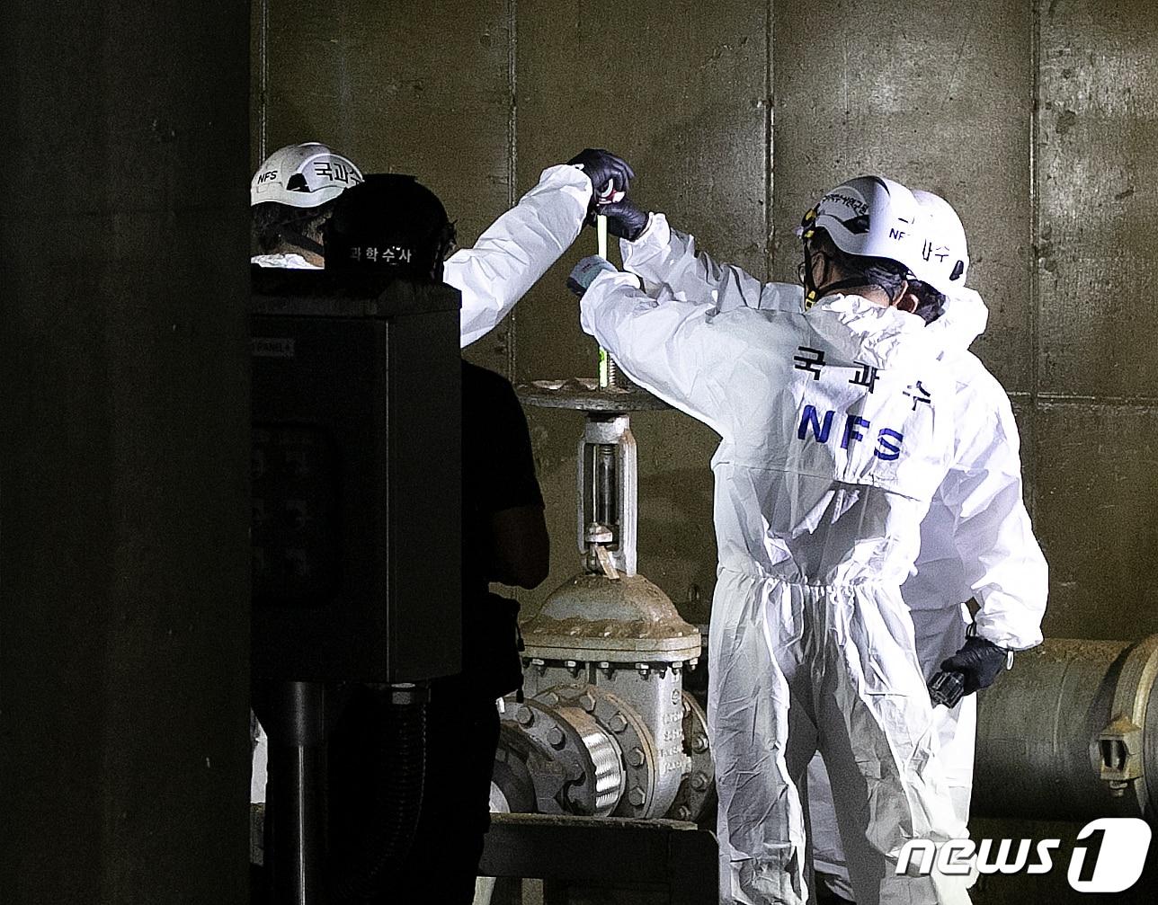 본문 이미지 - 20일 오전 충북 청주시 흥덕구 오송읍 궁평2지하차도 내 배수펌프에서 충북경찰청과 국립과학수사연구원 관계자들이 현장 감식을 하고 있다. 2023.7.20/뉴스1 ⓒ News1 신웅수 기자