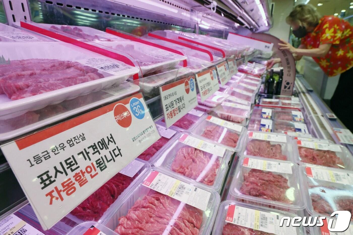 서울 중구 봉래동 롯데마트 서울역점을 찾은 고객들이 1등급 한우 암소 고기를 구입하고 있다.  2023.7.20/뉴스1 ⓒ News1 박정호 기자