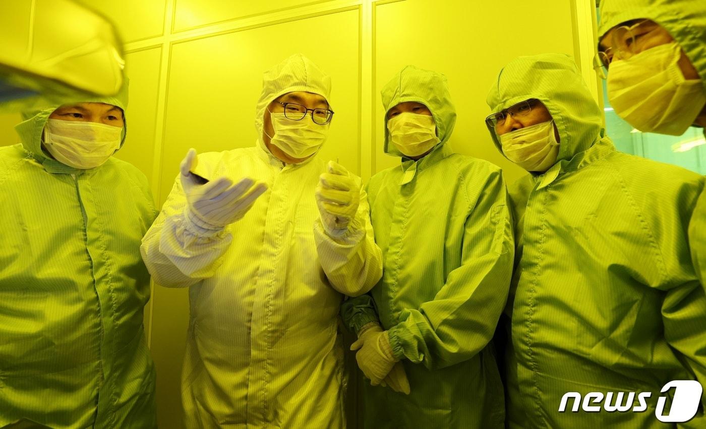 서울대 반도체공동연구소 시설을 견학하는 이주호 사회부총리 겸 교육부 장관(왼쪽 세 번째) (교육부 제공) /뉴스1