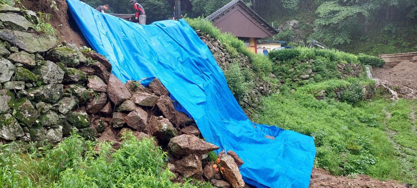 본문 이미지 - 집중 호우로 순천 송광사 천자암 석축 일부가 붕괴된 모습. (문화재청 제공) 