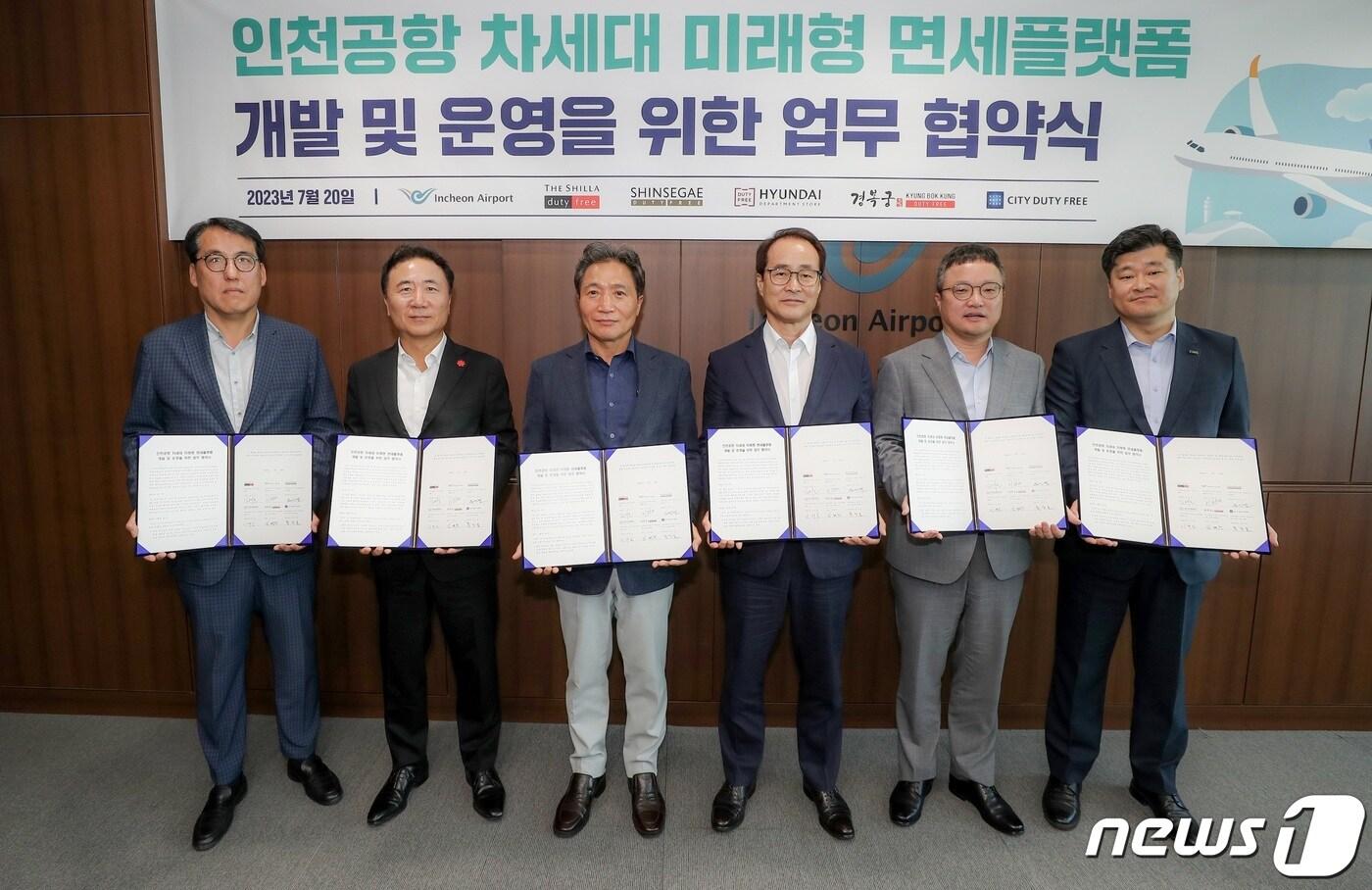 본문 이미지 - 이학재 인천국제공항공사 사장(왼쪽 세 번째)이 20일 인천국제공항공사 회의실에서 인천공항 입점 면세사업자 5개사 관계자와 ‘미래형 스마트 면세 플랫폼 개발 업무협약'을 체결하고 있다. 왼쪽부터 홍주표 시티플러스 대표이사, 유신열 신세계디에프 대표이사, 이 사장, 이재실 현대백화점면세점 대표이사, 김태호 호텔신라 부문장, 김태훈 경복궁면세점 대표. (인천국제공항공사 제공) 2023.7.20/뉴스1