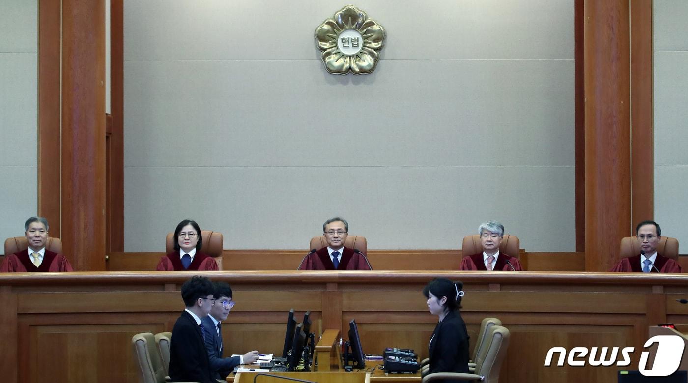 본문 이미지 - 유남석 헌법재판소장과 헌법재판관들이 20일 오후 서울 종로구 재동 헌법재판소 대심판정에 자리하고 있다.2023.7.20/뉴스1 ⓒ News1 박정호 기자