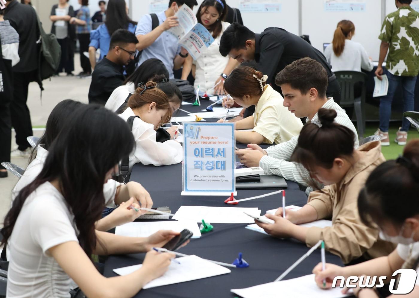본문 이미지 - 취업 이력서를 작성하는 외국인들. (사진은 기사 내용과 무관함) / 뉴스1 ⓒ News1