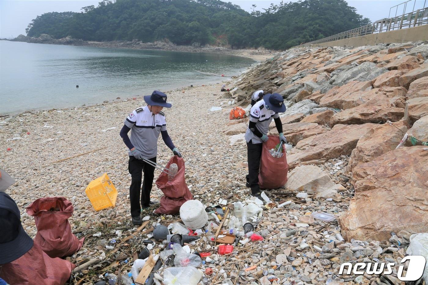 본문 이미지 - 태안해양경찰서 직원들이 충남 태안군 근흥면 부억도 인근에서 집중호우로 떠밀려온 해안가 쓰레기 및 해상부유물 제거하는 정화활동을 하고 있다. (태안해경 제공) ⓒ 뉴스1