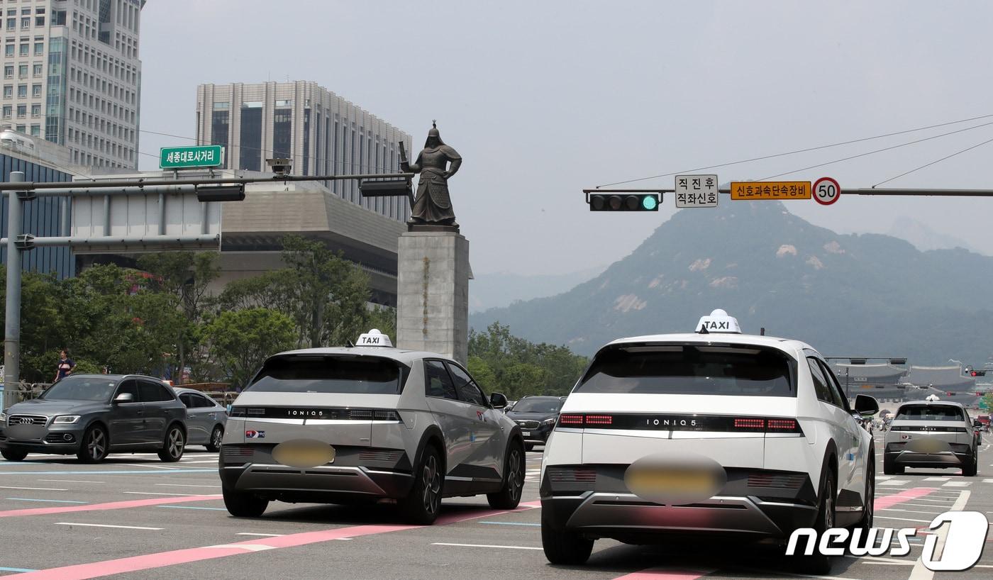 서울 종로구 세종대로에서 차량들이 주행하고 있다. ⓒ News1 김성진 기자