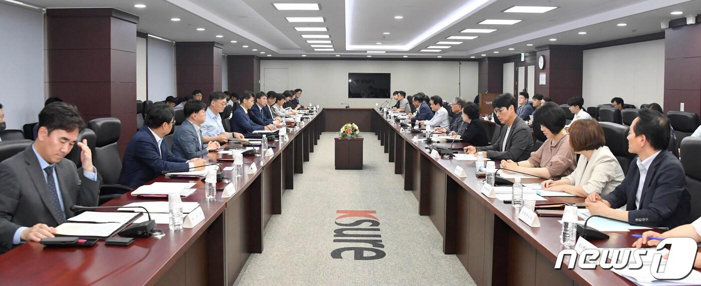 본문 이미지 - 김완섭 기획재정부 차관이 20일 오후 서울 종로구 한국무역보험공사에서 열린 '2023년 제3차 재정사업평가위원회'를 주재하고 있다. (기획재정부 제공) 2023.7.20/뉴스1