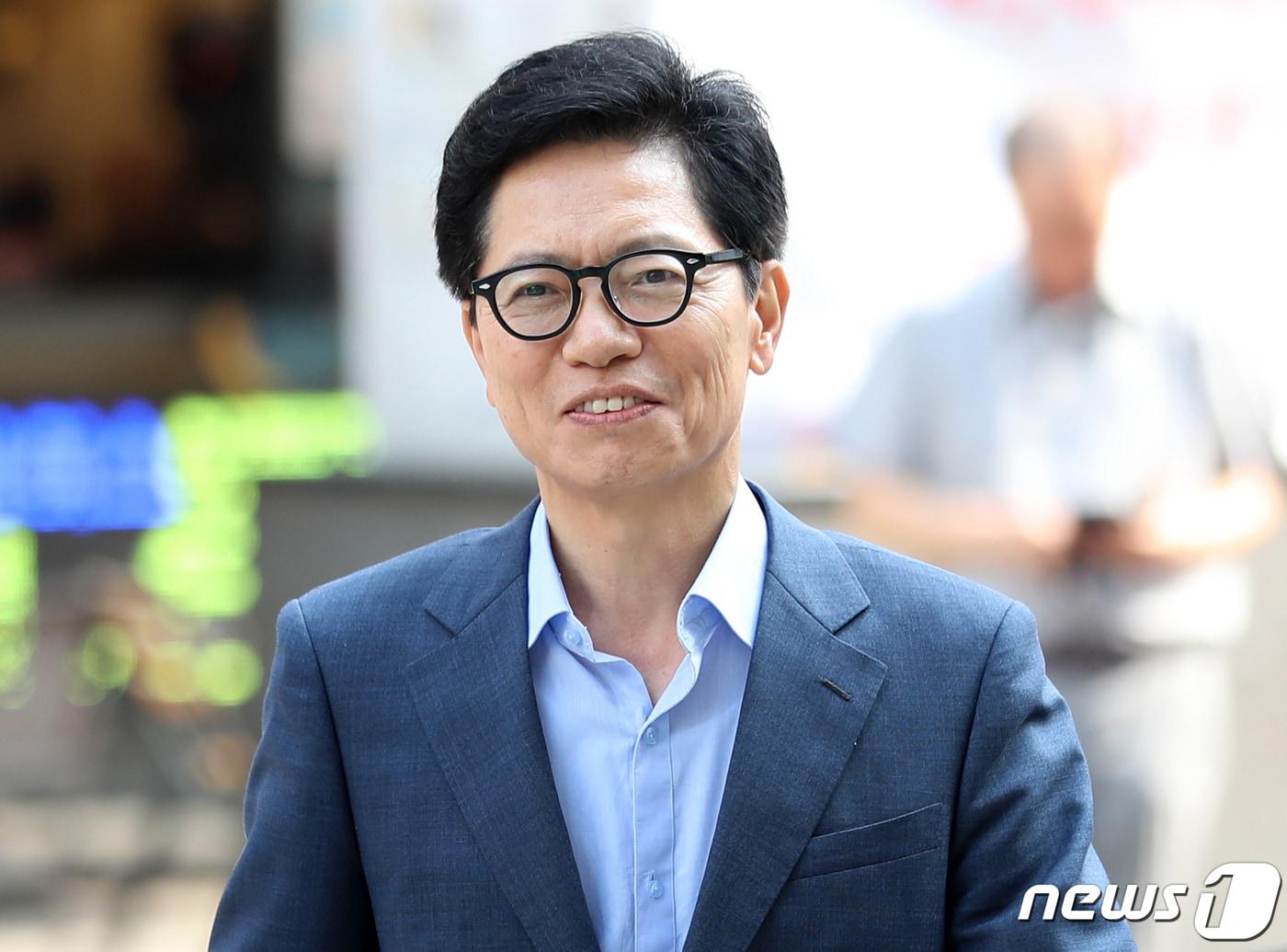 본문 이미지 - 황정근 국민의힘 윤리위원장이 20일 오후 서울 여의도 국민의힘 중앙당사에서 열린 윤리위원회 전체회의 참석하고 있다. 윤리위는 이날 홍준표 대구시장의 '수해 중 골프' 논란에 대한 징계 개시 여부를 심의한다. (공동취재) 2023.7.20/뉴스1 ⓒ News1 황기선 기자