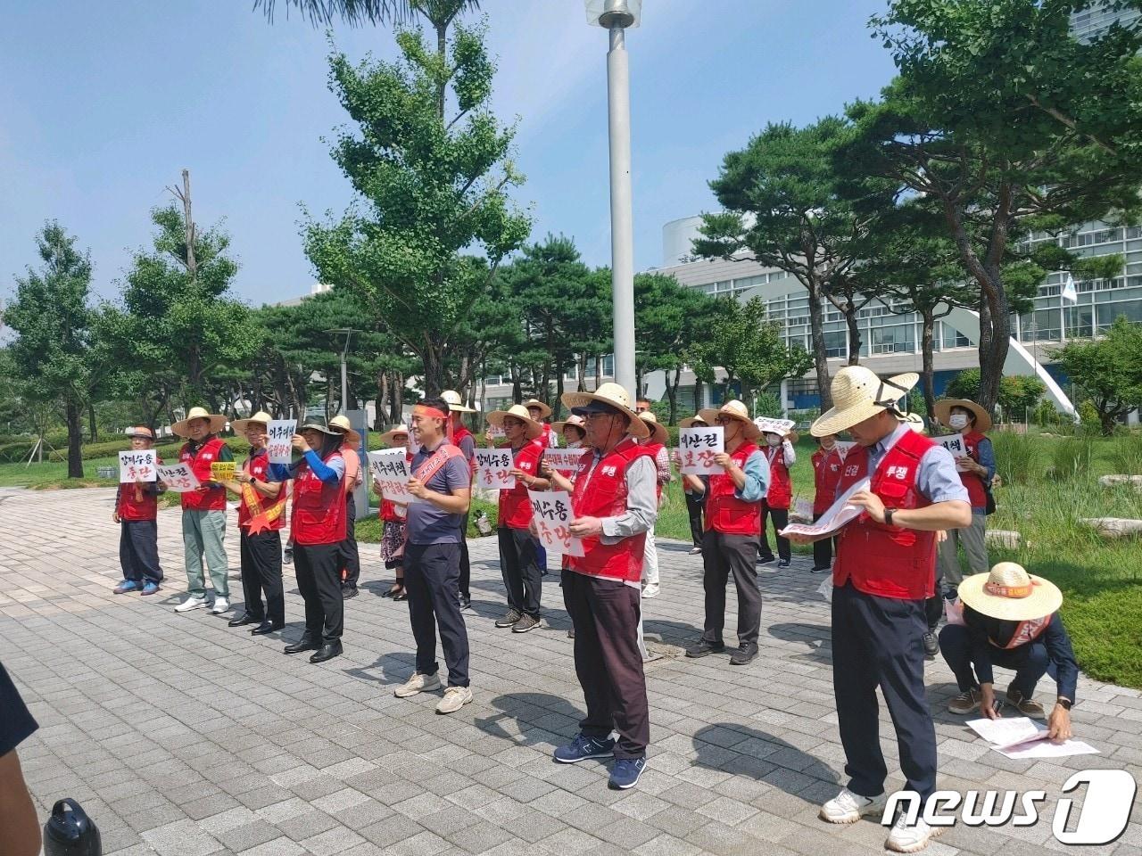 본문 이미지 - 광주 송정역 KTX투자선도지구 통합대책위원회가 20일 광주 서구 치평동 광주시청 앞에서 기자회견을 열고 보상과 이주 대책 마련을 촉구하고 있다. (단체 제공) 2023.7.20/뉴스1 
