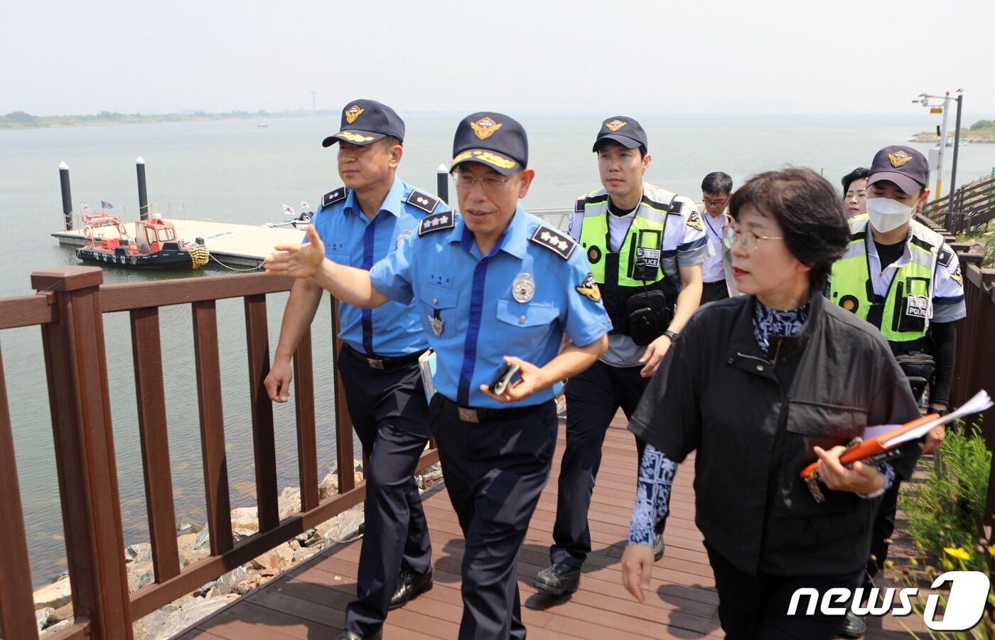 본문 이미지 - 김병로 중부지방해양경찰청장(앞줄 왼쪽)이 지난해 7월20일 경기도 안산시 시화호 방아머리선착장을 찾아 해양 안전 관리 현황을 점검하고 있다.(뉴스1DB)