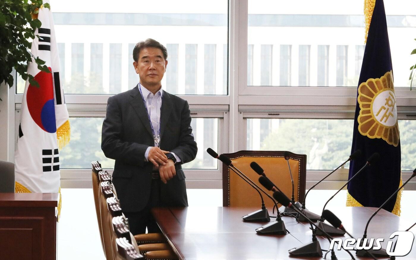 본문 이미지 - 유재풍 윤리특위 자문위원장이 20일 오후 서울 여의도 국회 의원회관에서 열린 국회 윤리특별위원회 자문위원회 7차 회의에 참석해 시간을 확인하고 있다. 2023.7.20/뉴스1 ⓒ News1 임세영 기자