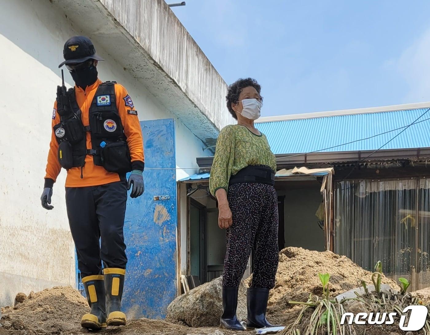 본문 이미지 - 20일 경북북부지역의 집중호우로 피해를 입은 경북 예천군 감천면 벌방리에서 주민 4명이 코로나 확진자로 판정됐다. 예천군 감천면 마을 주민들은 마스크를 착용하고 방역조치에 따라 응급 복구를 하고 있다. ⓒ News1 이성덕기자