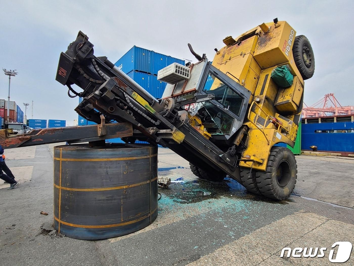 본문 이미지 - 부산항 북항 제7부두 지게차 전복 사고 현장(독자 제공)