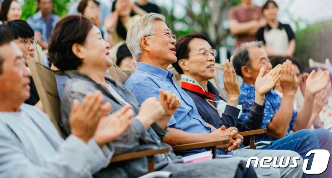 본문 이미지 - 문재인 전 대통령 (평산책방 인스타그램)