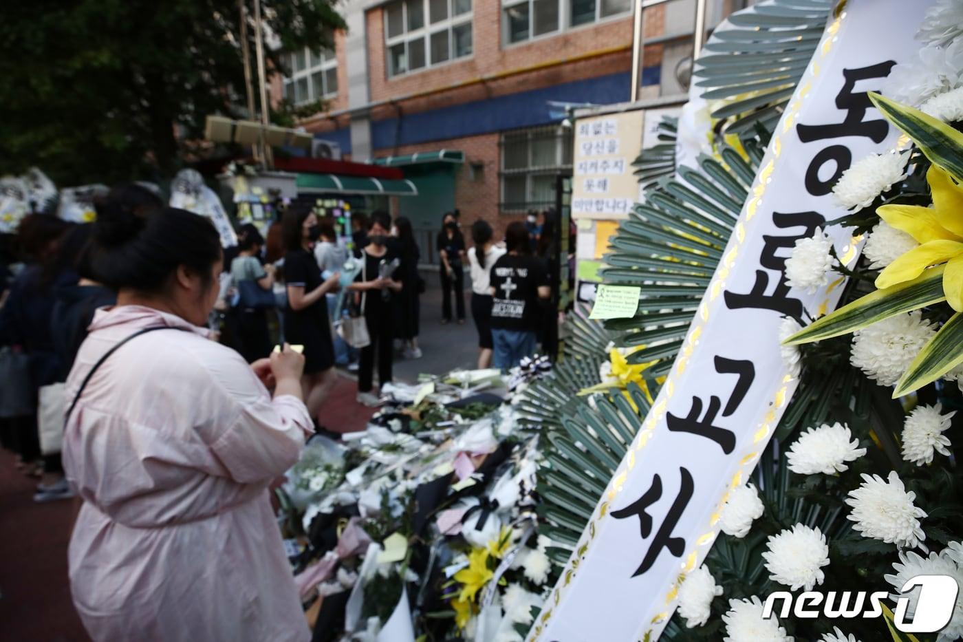 20일 오후 신규 교사가 극단적 선택을 한 서울 서초구 한 초등학교에서 열린 추모문화제에서 추모객들의 발걸음이 이어지고 있다. 2023.7.20/뉴스1 ⓒ News1 김민지 기자