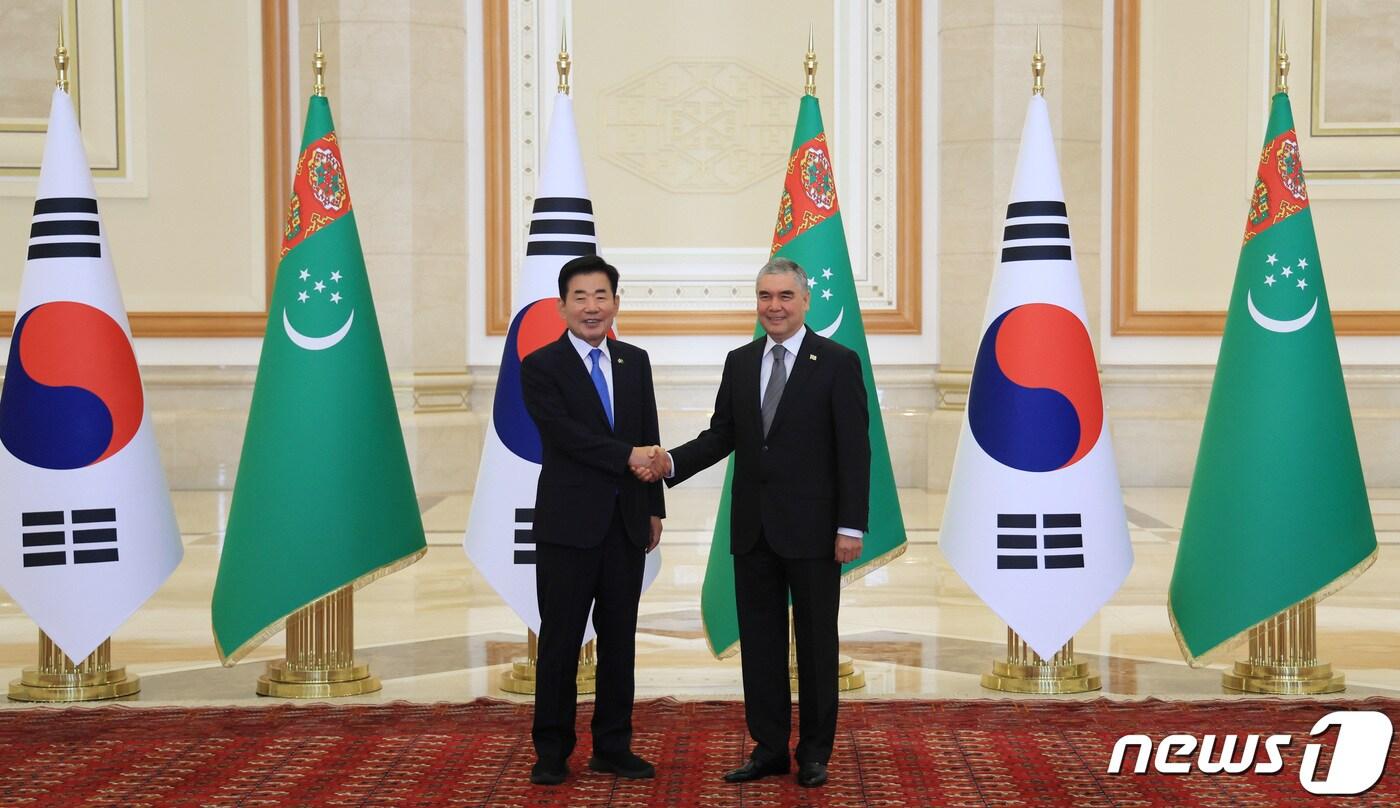 본문 이미지 - 김진표 국회의장과 구르반굴리 베르디무하메도프 투르크메니스탄 20일(현지시간) 최고지도자가 단독 면담을 했다. (사진제공 = 국회) 