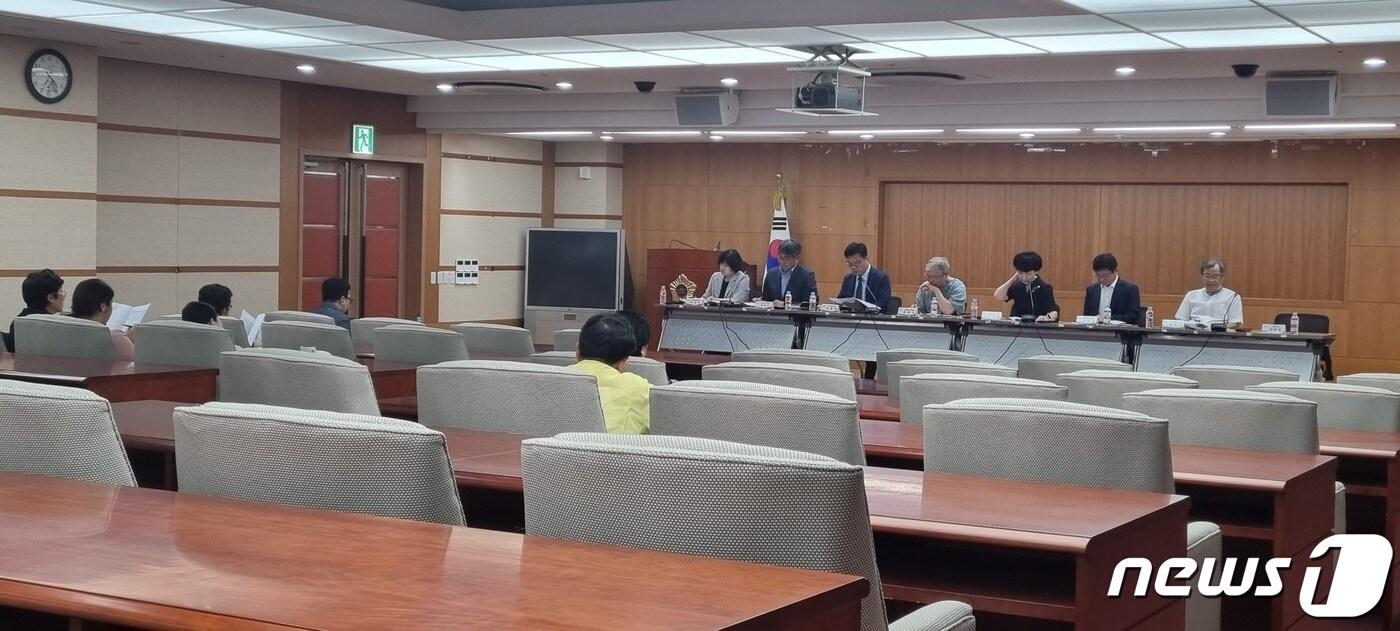 20일 전라도천년사 편찬위원들이 전북도의회에서 의원들을 대상으로 최근 논란이 되고 있는 ‘식민사학’을 설명하고 있다.2023.7.21/뉴스1