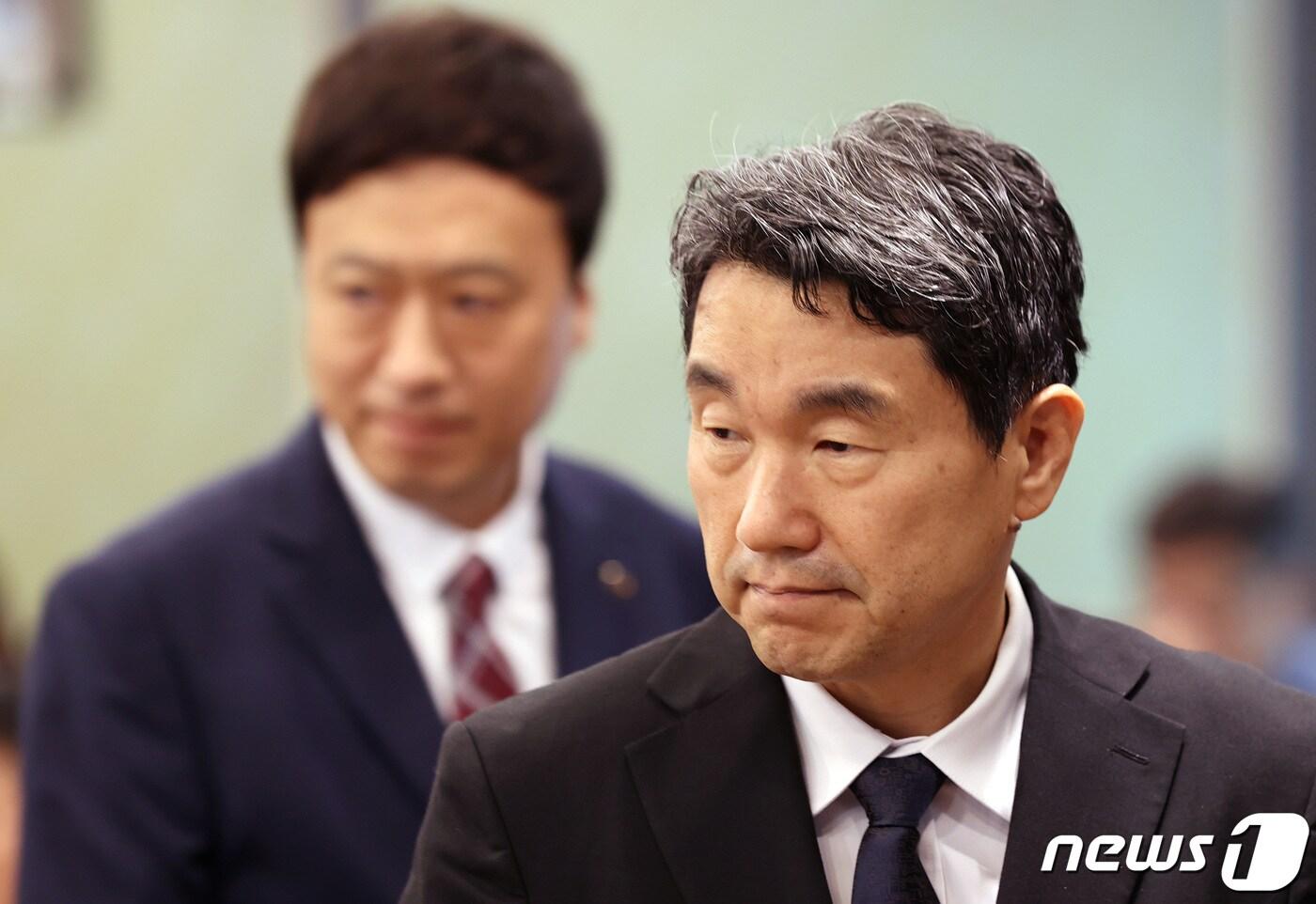 이주호 사회부총리 겸 교육부 장관과 정성국 한국교원단체총연합회(한국교총) 회장이 21일 오전 서울 서초구 교총회관에서 열린 교권 확립을 위한 현장 간담회에 참석하고 있다. 2023.7.21/뉴스1 ⓒ News1 구윤성 기자