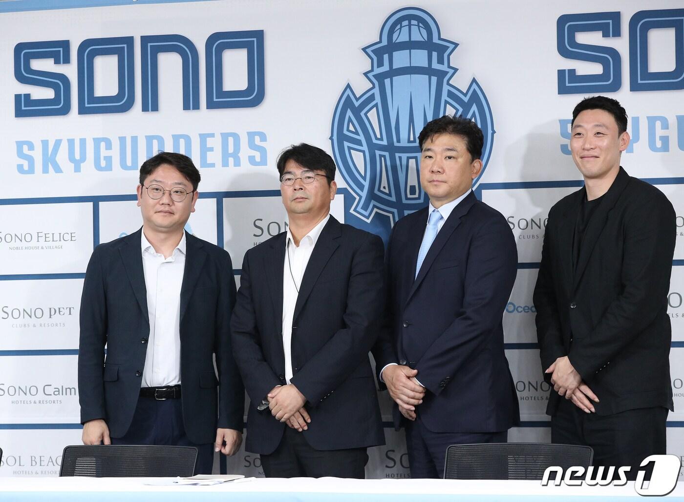본문 이미지 - 이기완 소노 스카이거너스 단장(왼쪽 두 번째)이 21일 오전 서울 강남구 KBL센터에서 열린 소노 스카이거너스(Skygunners) 기자회견에서 기념 촬영을 하고 있다. 2023.7.21/뉴스1 ⓒ News1 신웅수 기자