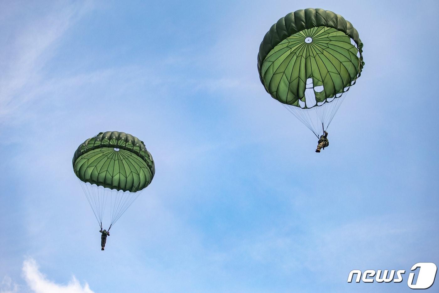 본문 이미지 - 육군사관학교 3학년 생도들이 지난 3일부터 경기도 광주 육군특수전학교에서 공수기본훈련을 받고 있다. (육군 제공) 2023.7.21/뉴스1
