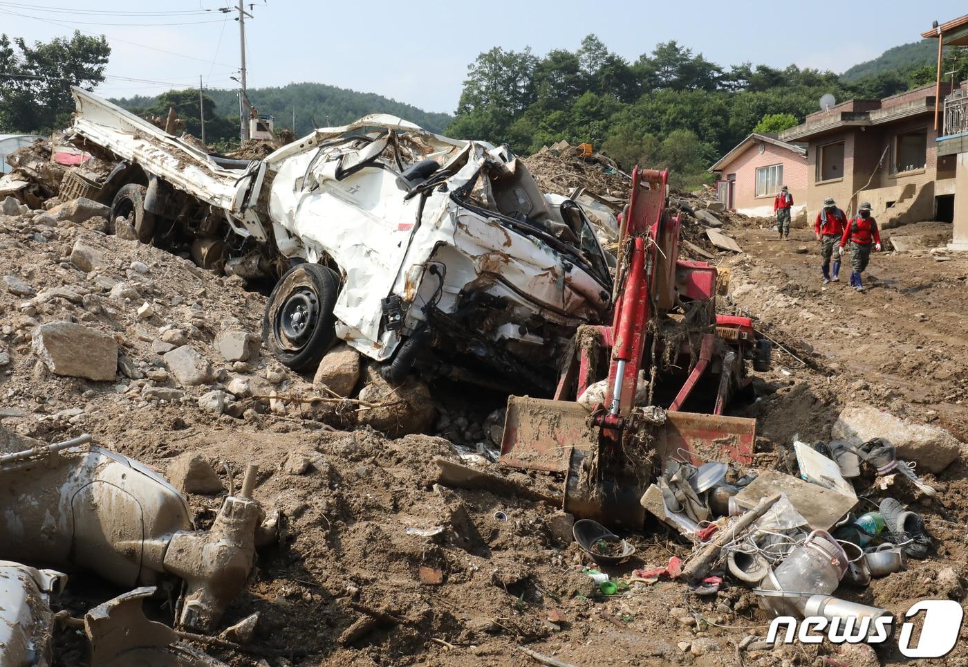 본문 이미지 - 21일 경북 예천군 감천면 일대 폭우 피해 지역에서 군 장병들이 수해 피해 복구작업을 하고 있다. 2023.7.21/뉴스1 ⓒ News1 송원영 기자