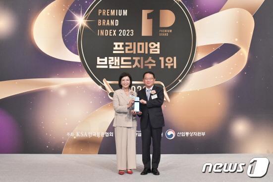 본문 이미지 - 선혜영  에몬스가구 원장과 강명수 한국표준협회 회장이 기념사진을 찍고 있다.&#40;에몬스 제공&#41;