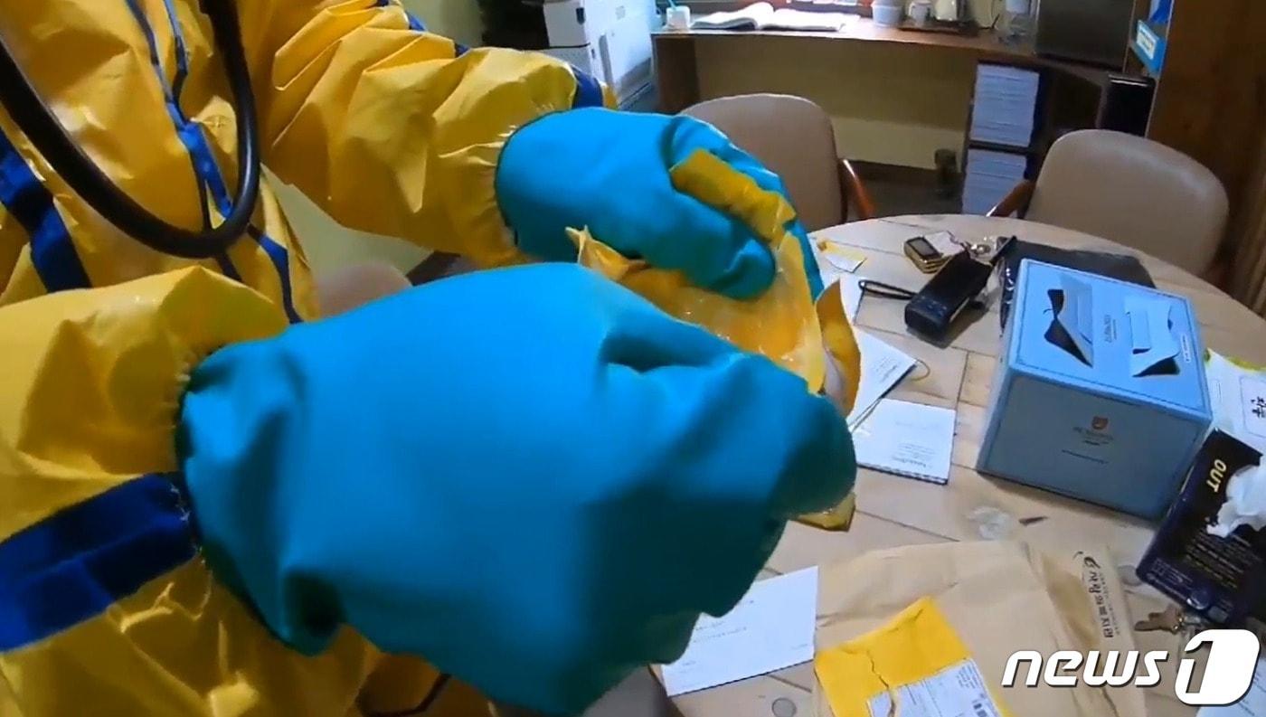 본문 이미지 - 19일 울산 동구의 한 장애인 복지시설에 유해물질로 추정되는 우편물이 도착해 소방대원이 시료를 채취하고 있다. (울산소방본부 제공)