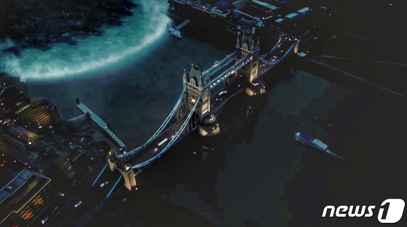 영화 플러드 중 해일이 타임 브리지를 덮치는 순간 ⓒ 뉴스1 DB