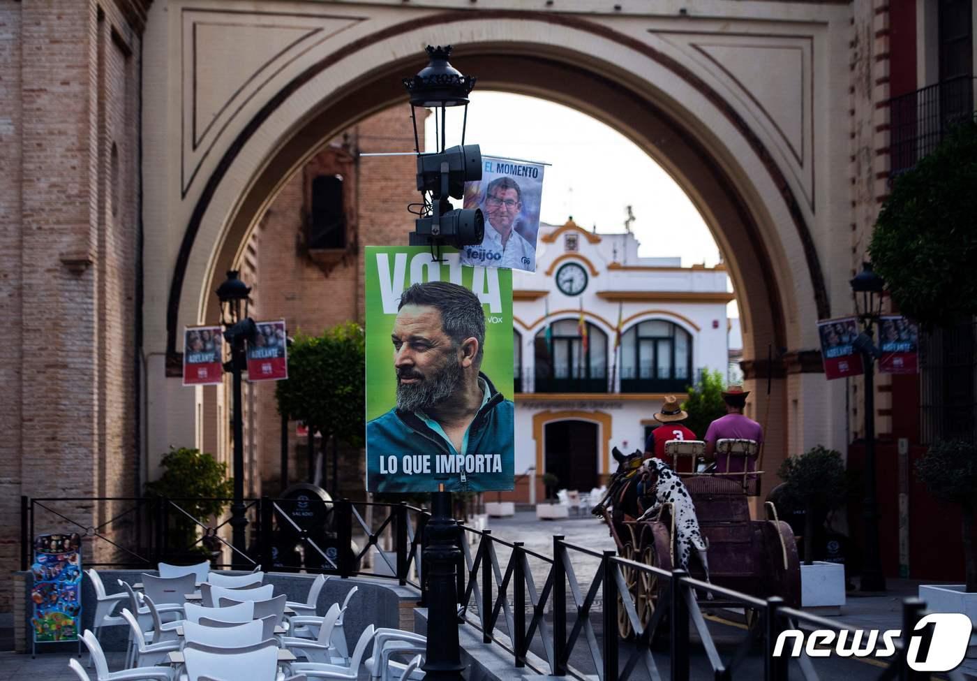 스페인 세비야 인근 움브레테의 한 거리에 극우정당 복스의 선거운동 캠페인 포스터가 걸려 있다. 2023.7.18 ⓒ AFP=뉴스1 ⓒ News1 강민경 기자