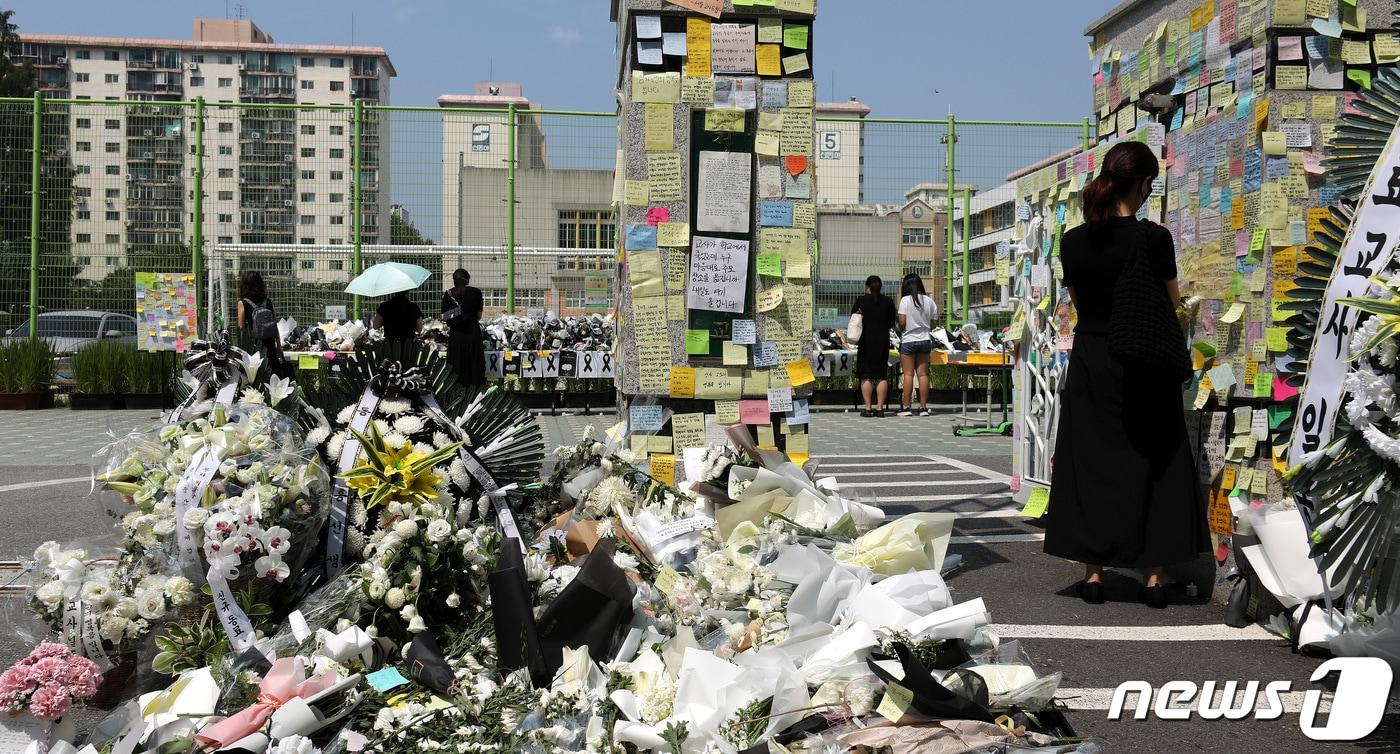 21일 서울 서초구 서이초등학교에 마련된 극단적 선택으로 세상을 떠난 교사의 추모공간에 시민들의 발길이 이어지고 있다. 정식 추모공간은 이날부터 23일까지 서울강남서초교육지원청에 마련된다. 2023.7.21/뉴스1 ⓒ News1 박지혜 기자