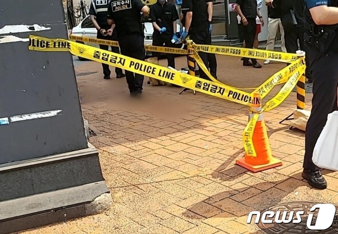 본문 이미지 - 21일 오후 칼부림 사건이 일어난 신림역 근처에 폴리스라인이 설치돼 있다. (독자제공)