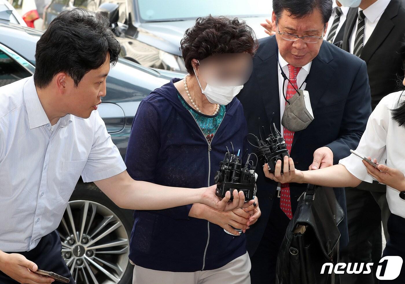 본문 이미지 - 통장잔고증명서 위조 등 혐의를 받고 있는 윤석열 대통령의 장모 최은순 씨(76)가 21일 경기도 의정부시 의정부지방법원에서 열린 항소심 선고 공판에 출석하고 있다. 최씨는 지난 2013년 4~10월 경기 성남시 도촌동 땅을 매입하는 과정에서 은행에 347억원을 예치한 것처럼 통장잔고증명서를 위조한 혐의로 기소됐다. 2023.7.21/뉴스1 ⓒ News1 박세연 기자