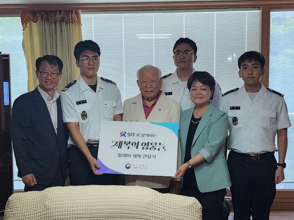 본문 이미지 - 나치만 서울지방보훈청장(왼쪽)과 박보경 SR 혁신성장처장(오른쪽 두 번째) 등이 20일 6·25 참전유공자 표용은 옹(가운데)에게 새 제복을 전달한 뒤 기념사진을 촬영하고 있다. (서울지방보훈청 제공)