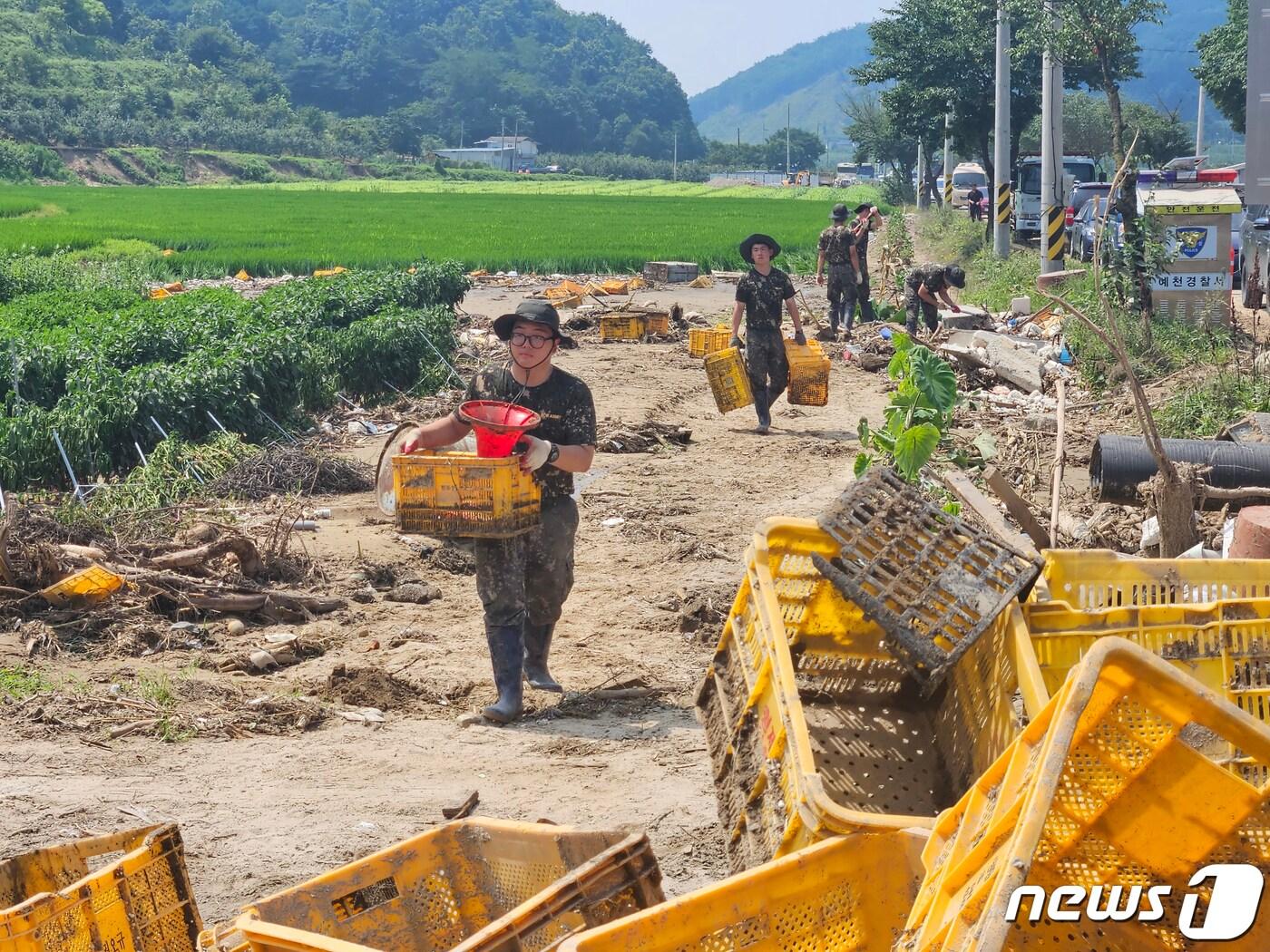 본문 이미지 - 21일 육군 제50보병사단 예천대대 장병들이 예천군 감천면 벌방리 과수농원에서 토사 및 위험요소를 제거하고 있다.2023.7.21/뉴스1 ⓒ News1 최창호 기자