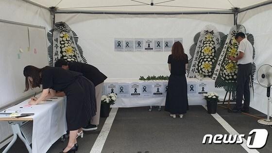 본문 이미지 - 제주교사노조 등 제주지역 3개 교원단체가 21일 마련한 서울 초등학교 A교사 추모공간에 도내 교사들이 찾아 A 교사를 추모하고 있다. 추모 공간은 오는 23일까지 오전 10시부터 오후 5시까지 운영된다.2023.7.21/뉴스1