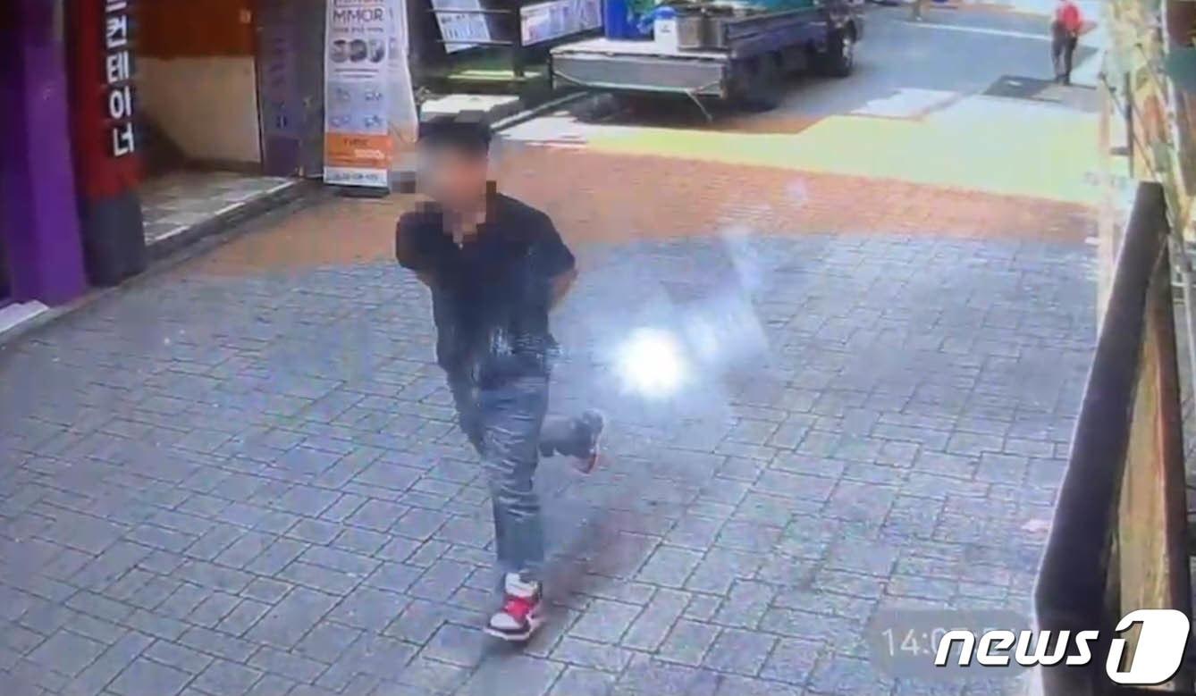 본문 이미지 - 21일 오후 2시7분쯤 서울 관악구 신림동 인근 칼부림 사건 범인이 도주하고 있는 장면이 녹화된 골목 폐쇄(CC)회로 영상캡쳐.(독자제공) 2023.7.21/뉴스1