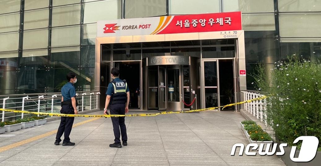 본문 이미지 -  위험물질이 든 것으로 추정되는 우편물이 해외에서 배송됐다는 신고가 대구·경북에서도 잇따르고 있다. 사진은 지난 21일 오후 서울 중구 중앙우체국 건물이 테러 의심 우편물 접수돼 전면 통제된 모습. 2023.7.21/뉴스1 ⓒ News1 홍유진 기자