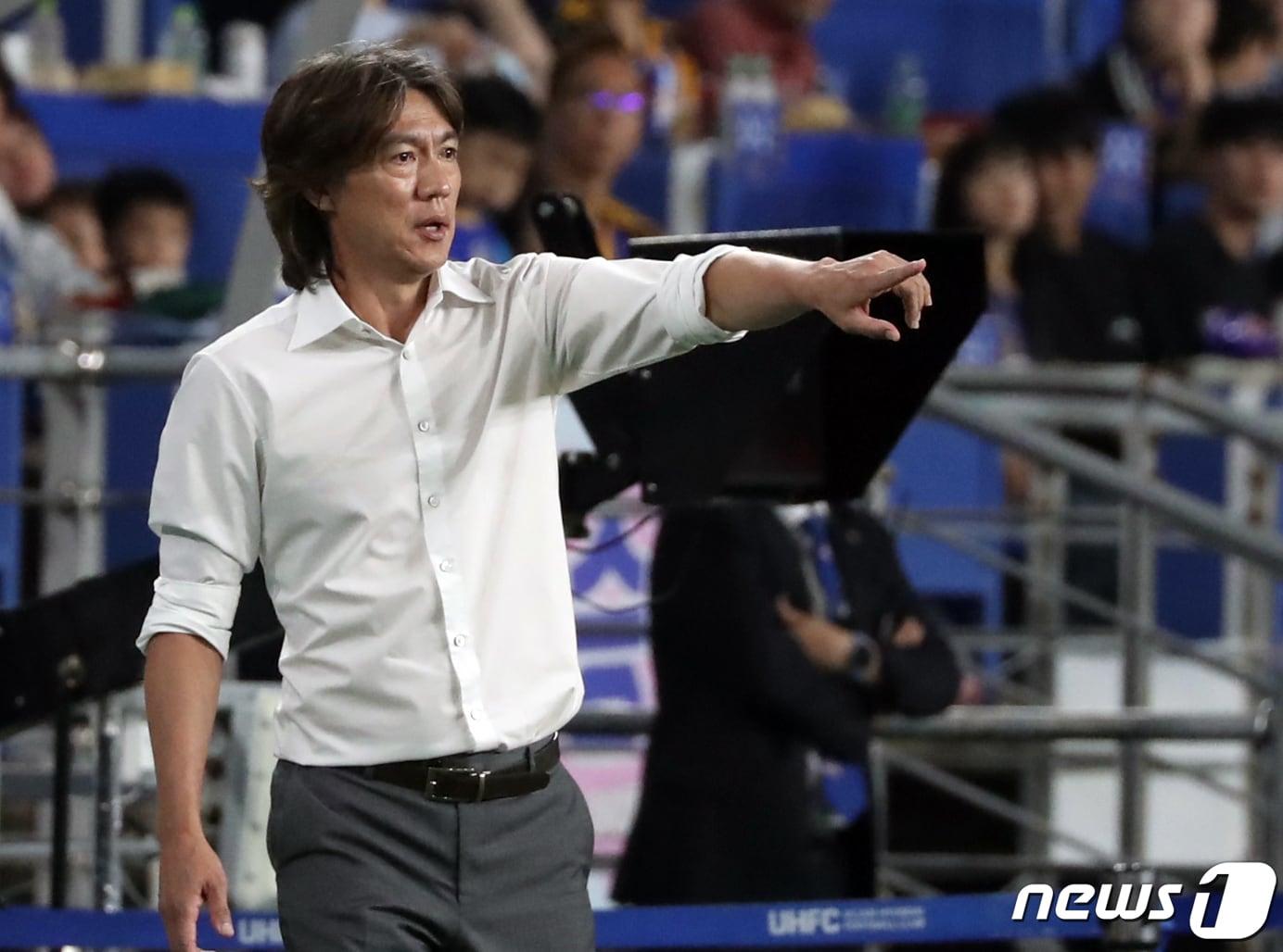 본문 이미지 - 21일 오후 울산 문수축구경기장에서 열린 프로축구 '하나원큐 K리그1 2023' 울산현대와 제주유나이티드의 경기에서 울산 홍명보 감독이 작전 지시를 하고 있다. 2023.7.21/뉴스1 ⓒ News1 조민주 기자
