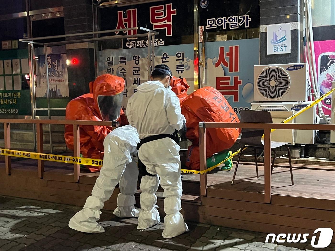 본문 이미지 - 지난 21일 전남 목포에서 정체불명의 국제우편물이 도착했다는 신고가 접수돼 소방당국이 조치를 취하고 있다.(전남소방본부 제공) 2023.7.22/뉴스1 ⓒ News1 전원 기자