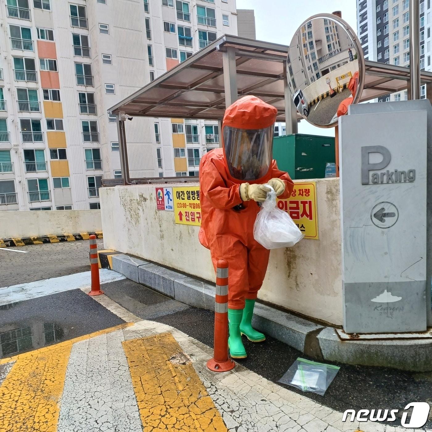 본문 이미지 - 지난 21일 전남 여수에서 정체불명의 국제우편물이 도착했다는 신고가 접수돼 소방당국이 조치를 취하고 있다.(전남소방본부 제공) 2023.7.22/뉴스1 ⓒ News1 전원 기자