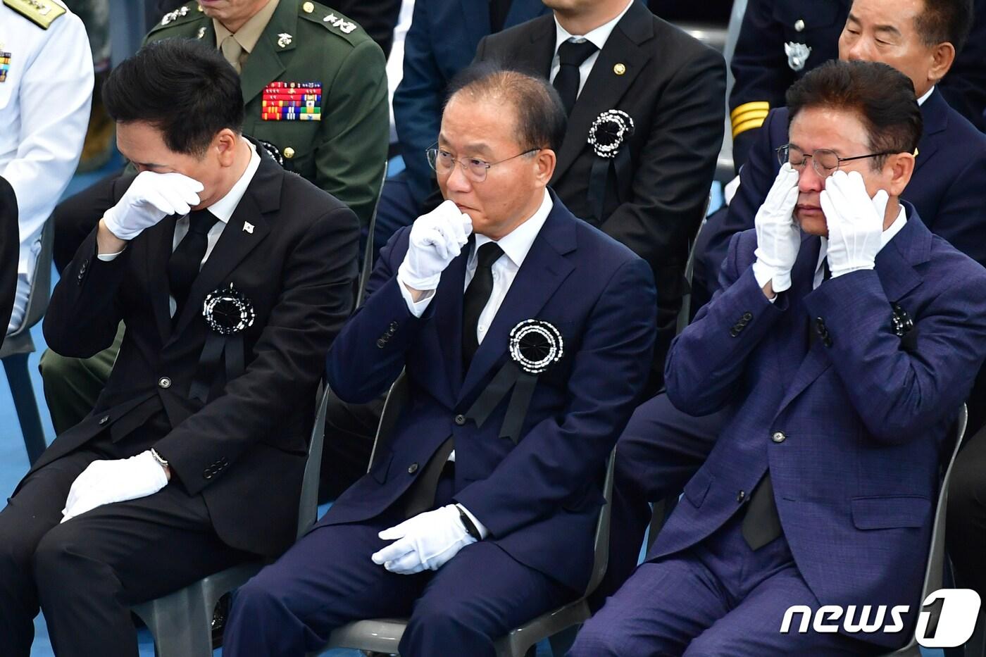 본문 이미지 - 김기현 국민의힘 당대표(왼쪽)와 윤재옥 원내대표(가운데), 이철우 경북지사가 22일 경북 포항시 남구 해병대 1사단 내 김대식 관에서 엄수된 고 채수근 상병 영결식장에서 눈물을 흘리고 있다. 채 상병은 집중호우 피해지역인 경북 예천군에서 실종자 수색 도중 급류에 휩쓸려 순직했다.2023.7.22/뉴스1 ⓒ News1 최창호 기자