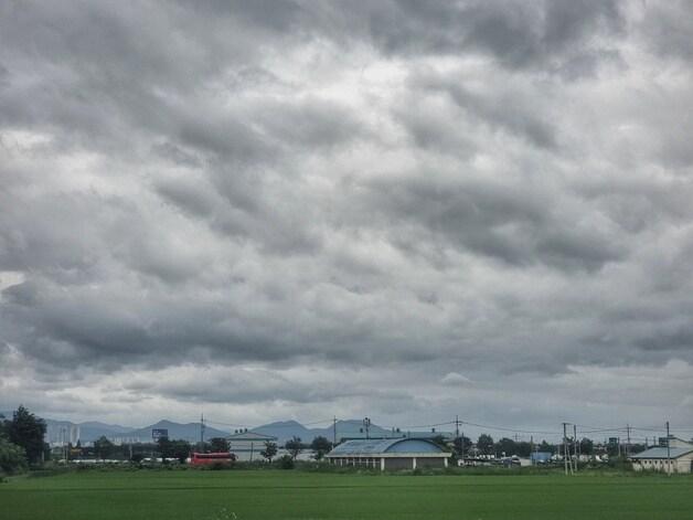 본문 이미지 - 전북 완주 인근에 새카만 구름이 하늘을 뒤덮고 있다. /뉴스1 ⓒ News1 황덕현 기후환경전문기자