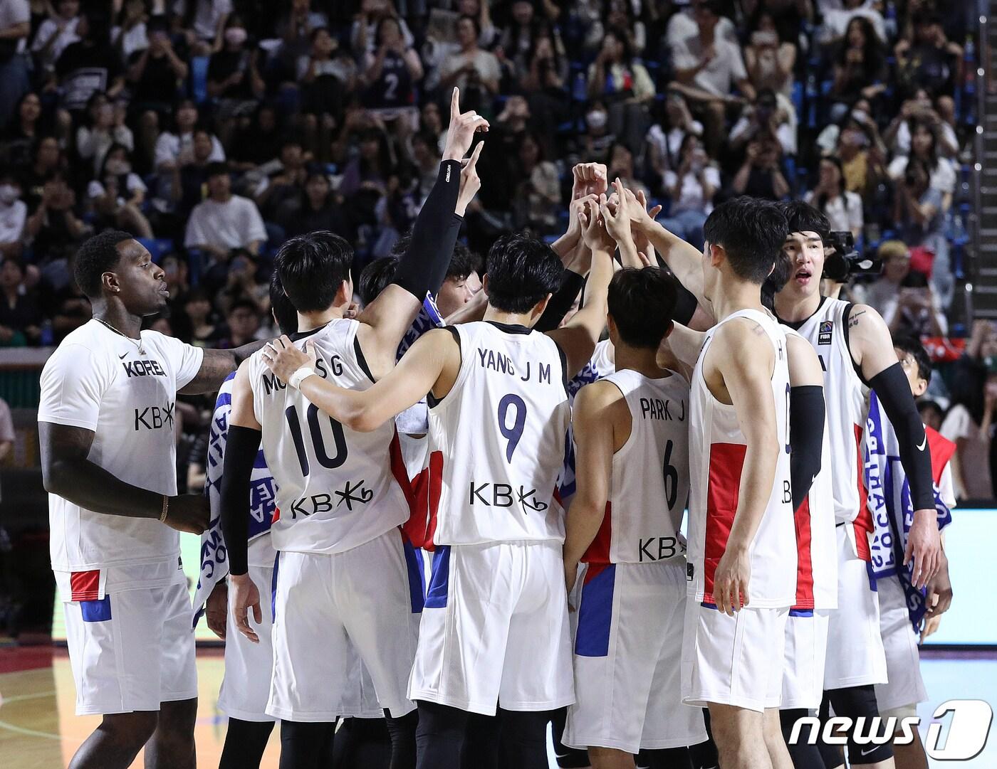 본문 이미지 - 일본과 조별리그 최종전을 치르는 남자 농구 대표팀. /뉴스1 ⓒ News1 신웅수 기자
