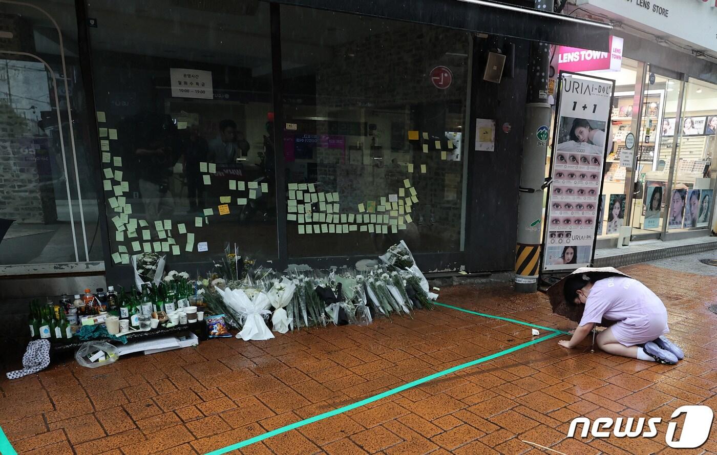 22일 오후 서울 관악구 신림동 '묻지마 흉기 난동' 사건 현장에서 한 어린이가 이번 사건으로 희생 당한 피해자를 추모하며 헌화 뒤 큰절을 하고 있다. 2023.7.22/뉴스1 ⓒ News1 구윤성 기자