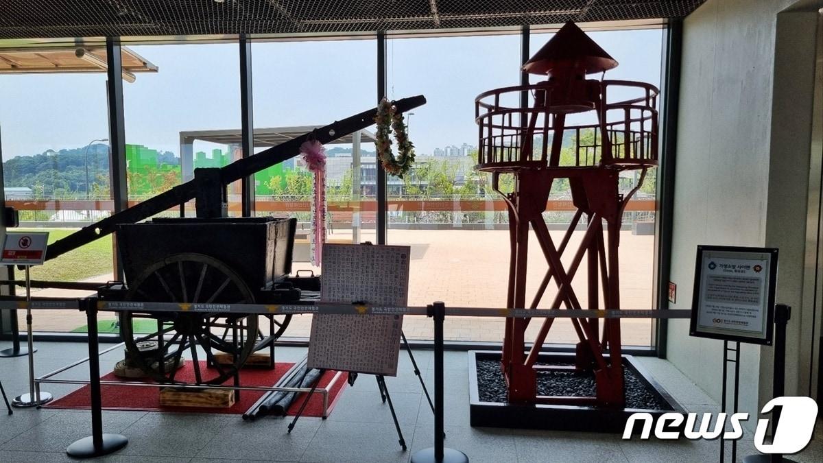 본문 이미지 - 경기도소방재난본부는 1950년대부터 1990년대까지 가평읍 지역에서 화재 등 재난 발생을 알리거나 민방공경보 등에 사용하던 모터 방식의 소방사이렌(사진 오른쪽) 1점을 경기도국민안전체험관에서 상설 전시한다고 23일 밝혔다.(경기도소방재난본부 제공)