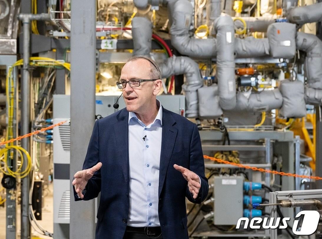 본문 이미지 - 크리스 르베크 테라파워 최고경영자(CEO)가 지난 14일 자사 에버렛연구소에서 취재진들과 만나 대화를 나누고 있다. 사진은 테라파워 제공