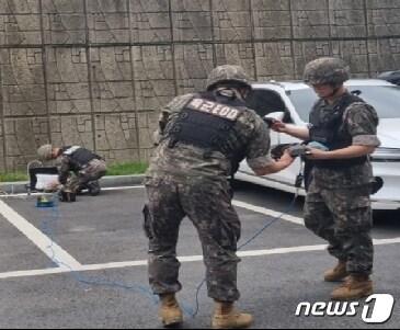 본문 이미지 - 직산읍 한 아파트의 해외 발송 우편물을 군경이 현장 확인하고 있다.(천안서북소방서 제공)/뉴스1