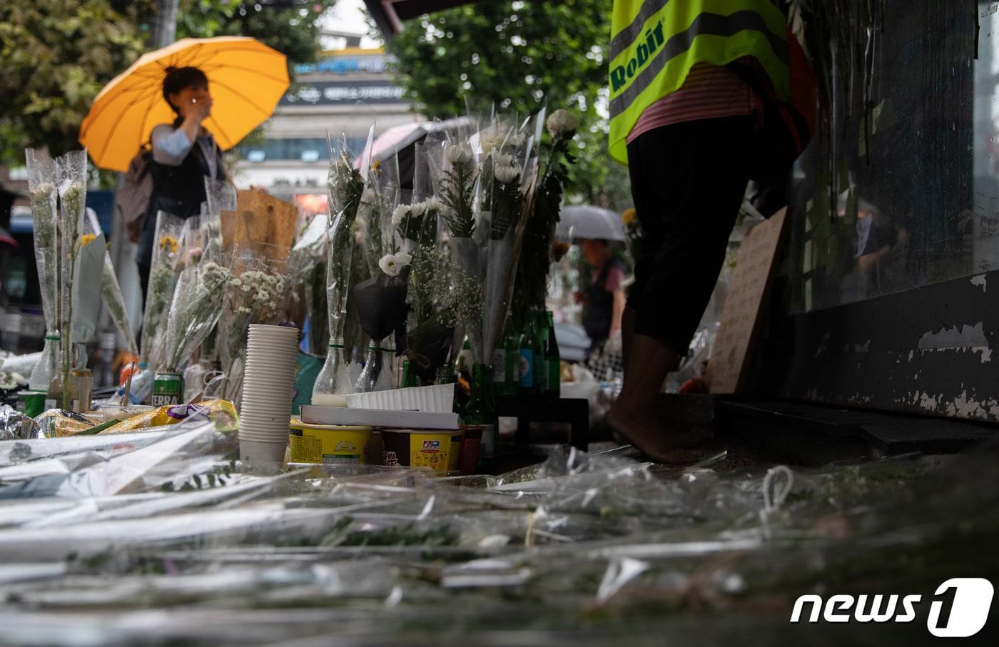 본문 이미지 - 23일 오전 서울 관악구 신림동 '묻지마 흉기 난동' 사건 현장을 찾은 한 시민이 슬픔에 잠겨 있다.  2023.7.23/뉴스1 ⓒ News1 이재명 기자
